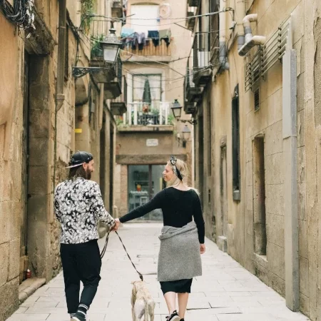 זוג אוהבים עם כלב מטייל בסימטאות מדריד. הישארו מחוברים לאינטרנט עם חבילת גלישה esim גם בספרד ללא צורך בסים מקומי